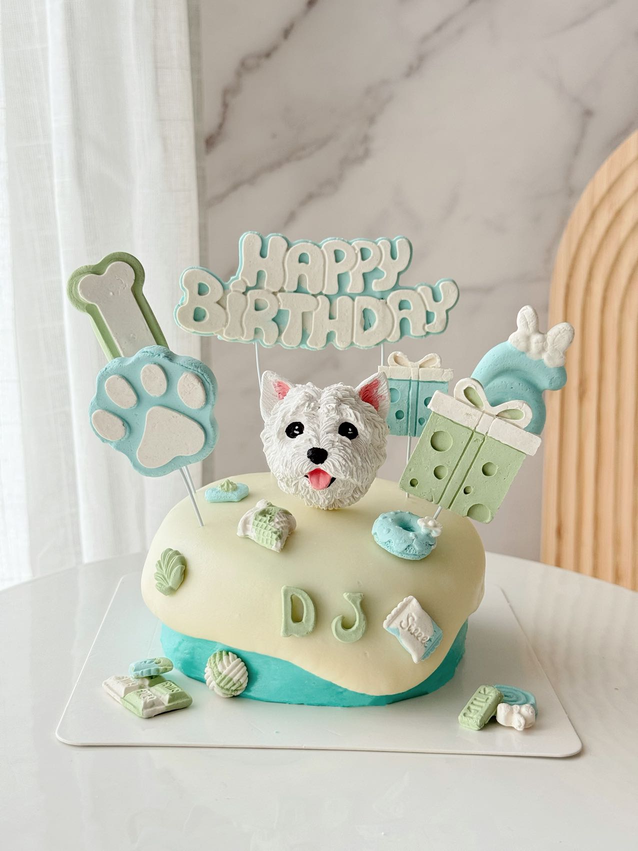 Pet cheese topped cake